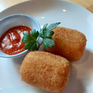 ずわいカニクリームコロッケ　(2個入)