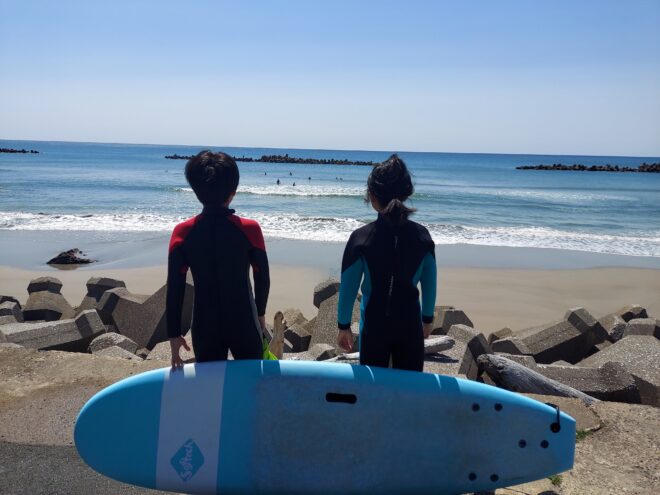 海と子供の後ろ姿